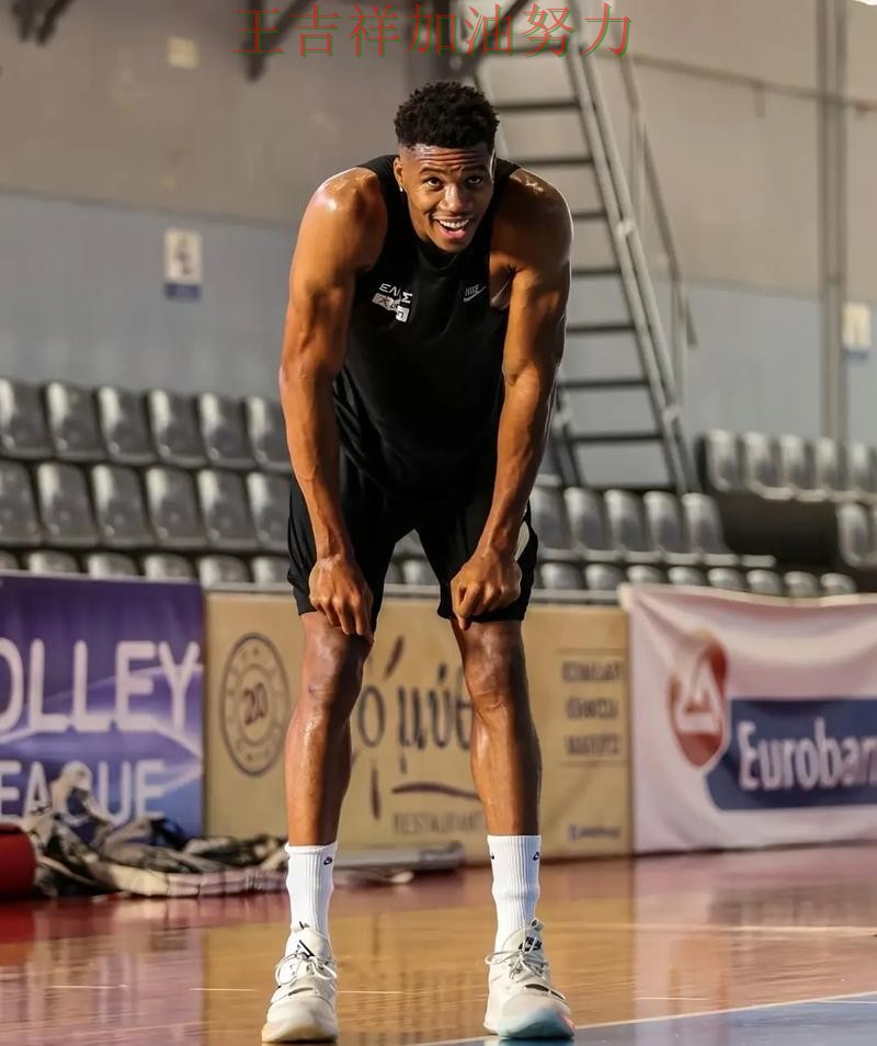 字母哥关键助攻改写比赛走势 战术调整效果逐渐显现 字母哥关键助攻改写比赛走势 战术调整效果逐渐显现